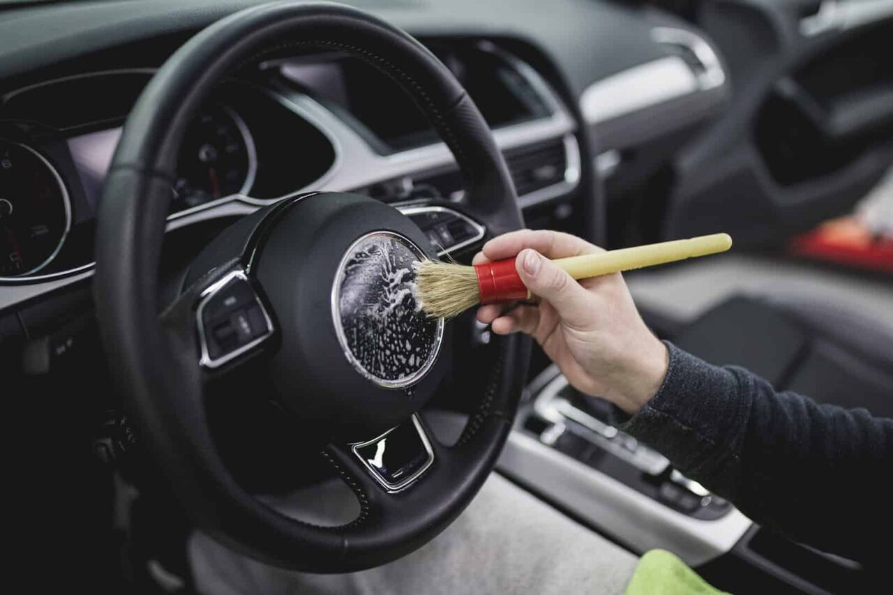 Vệ sinh nội thất ô tô đúng cách