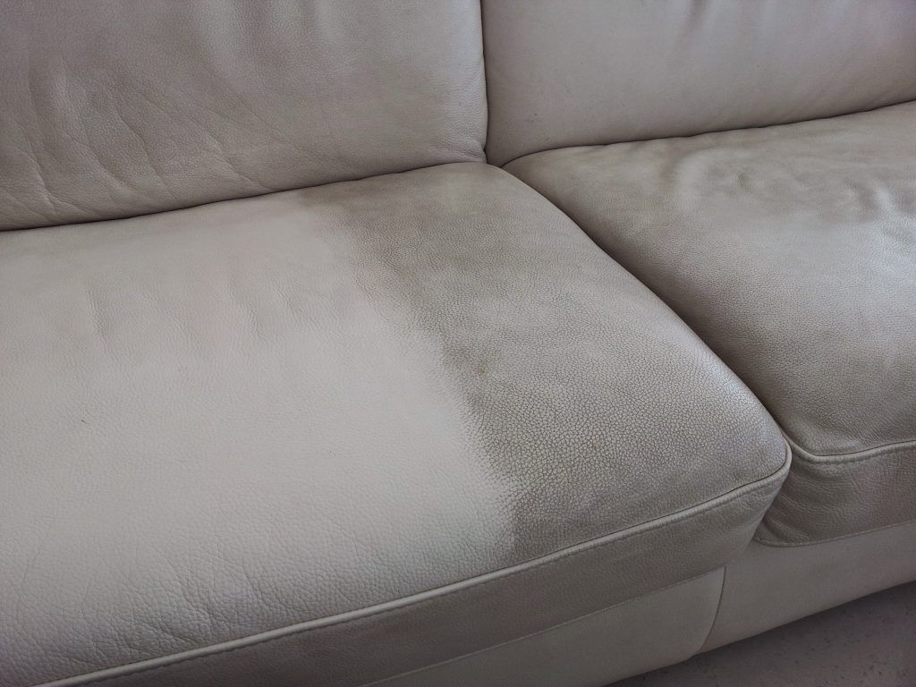 Bằng mắt thường bạn ít khi nghĩ chúng bẩn cho đến khi vệ sinh sofa da