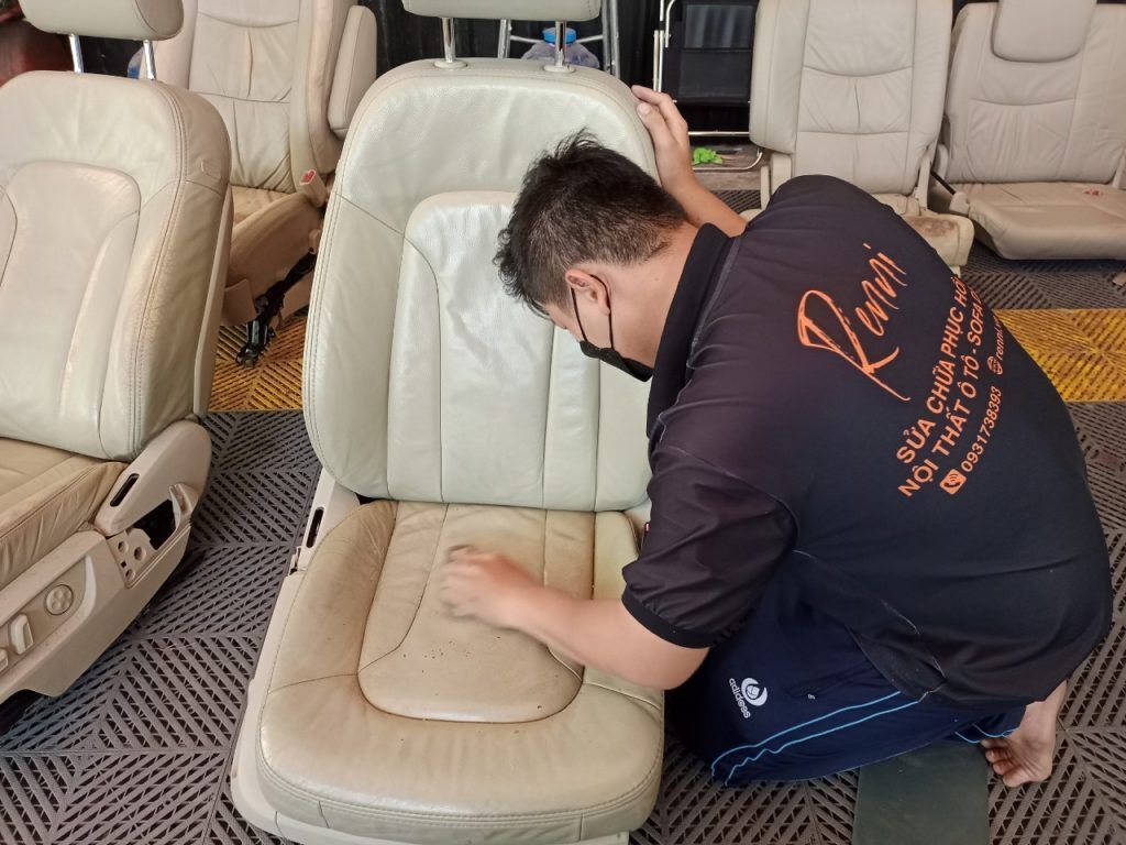 Chăm sóc nội thất ô tô nên được diễn ra định kỳ và thường xuyên