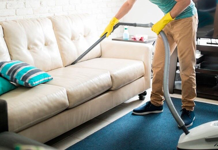 Nên hút bụi các khe kẽ ngóc ngách khi vệ sinh sofa da